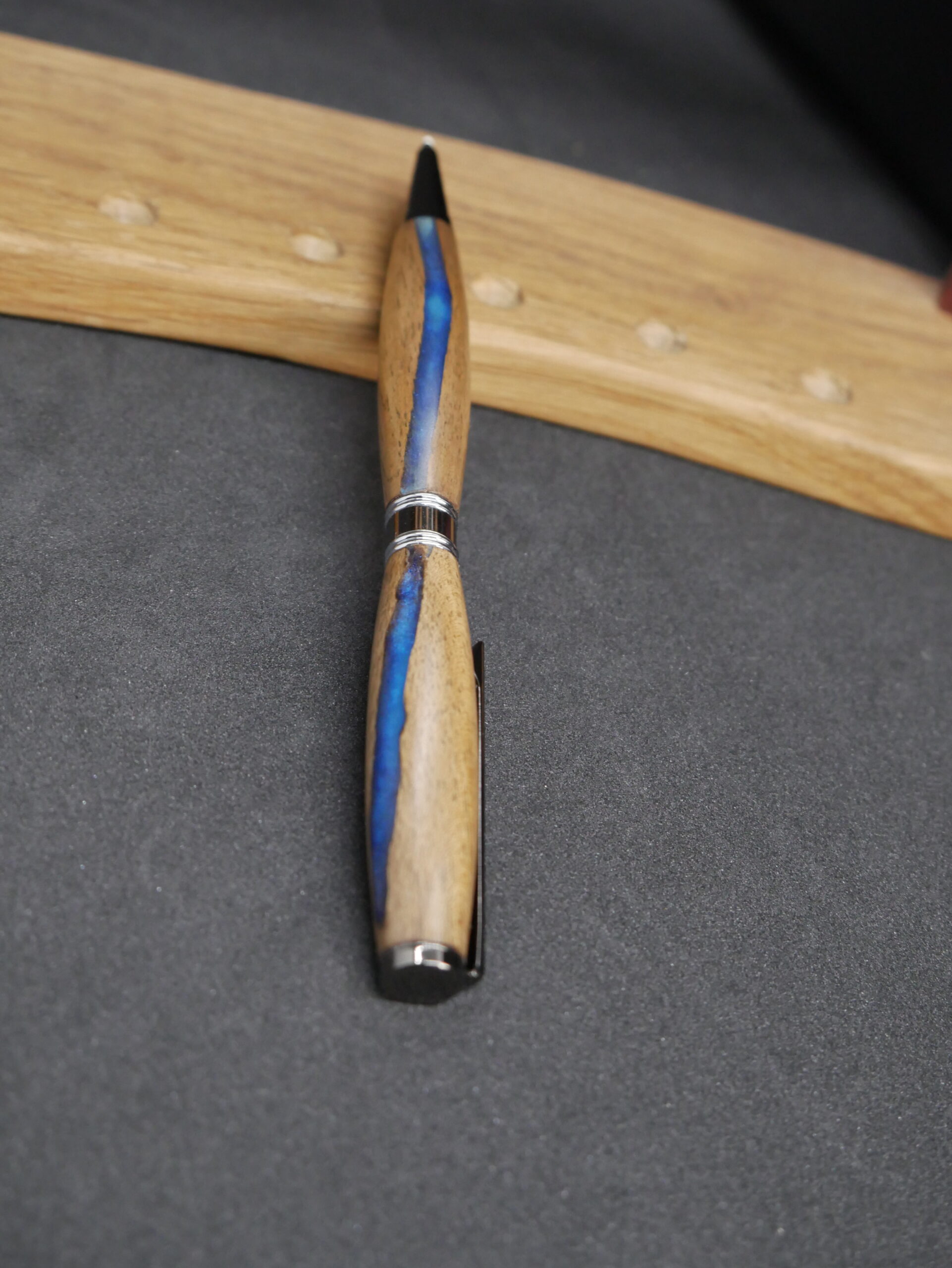 stylo bille en noyer et époxy bleue – Image 2