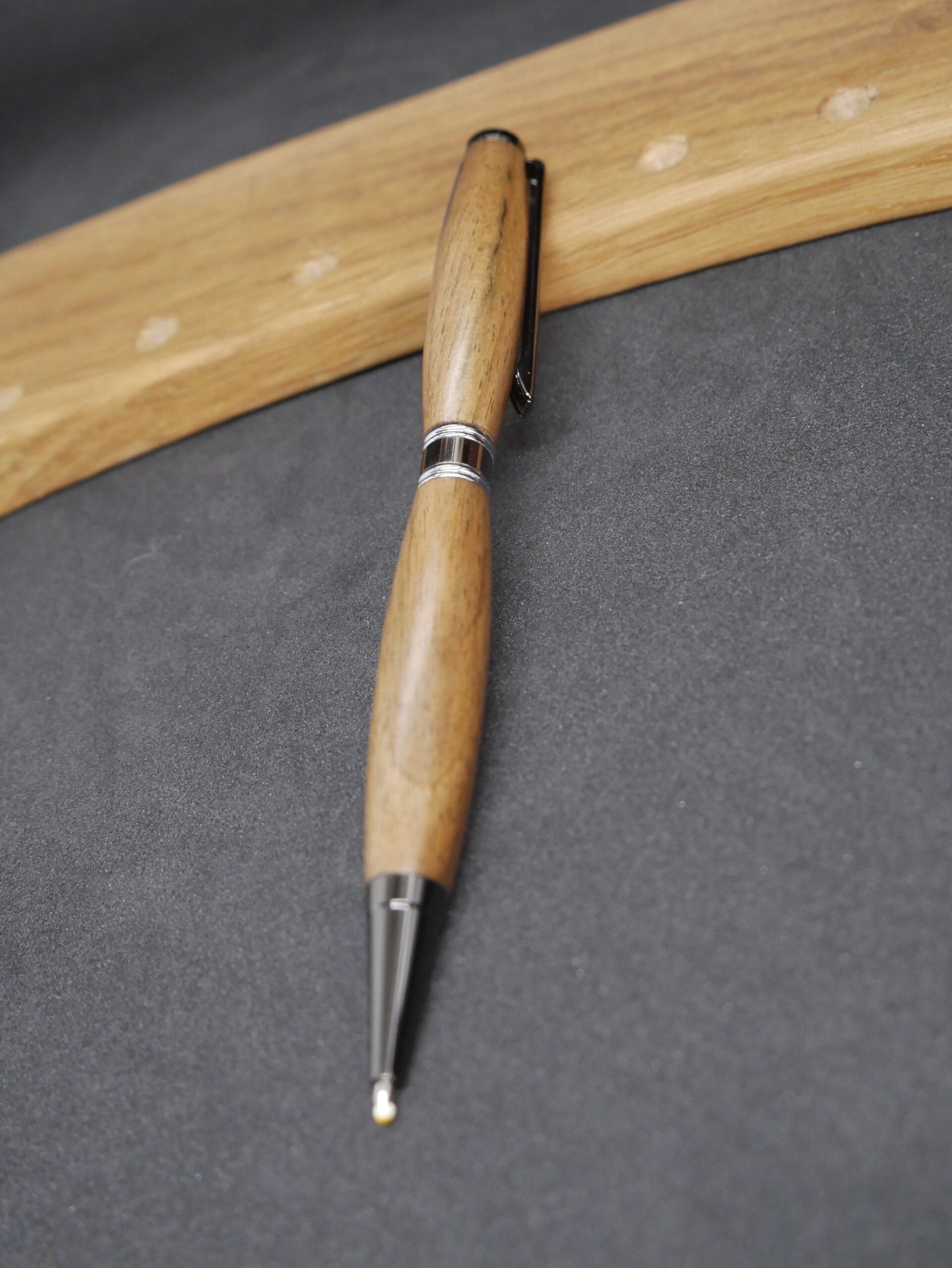 stylo bille en noyer et époxy bleue – Image 4