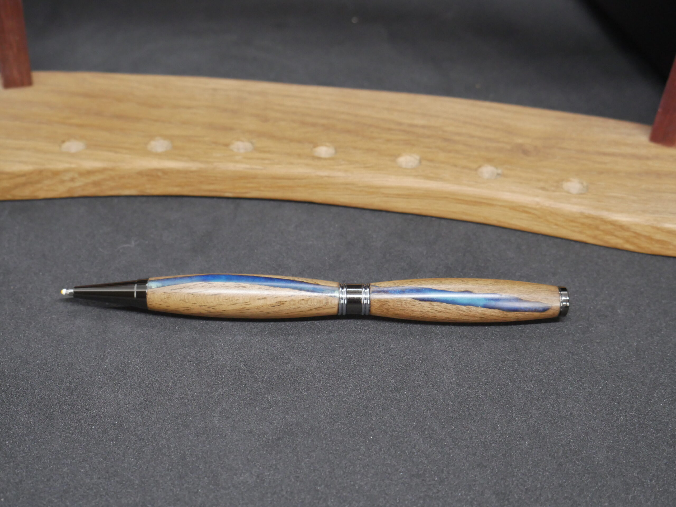 stylo bille en noyer et époxy bleue – Image 3