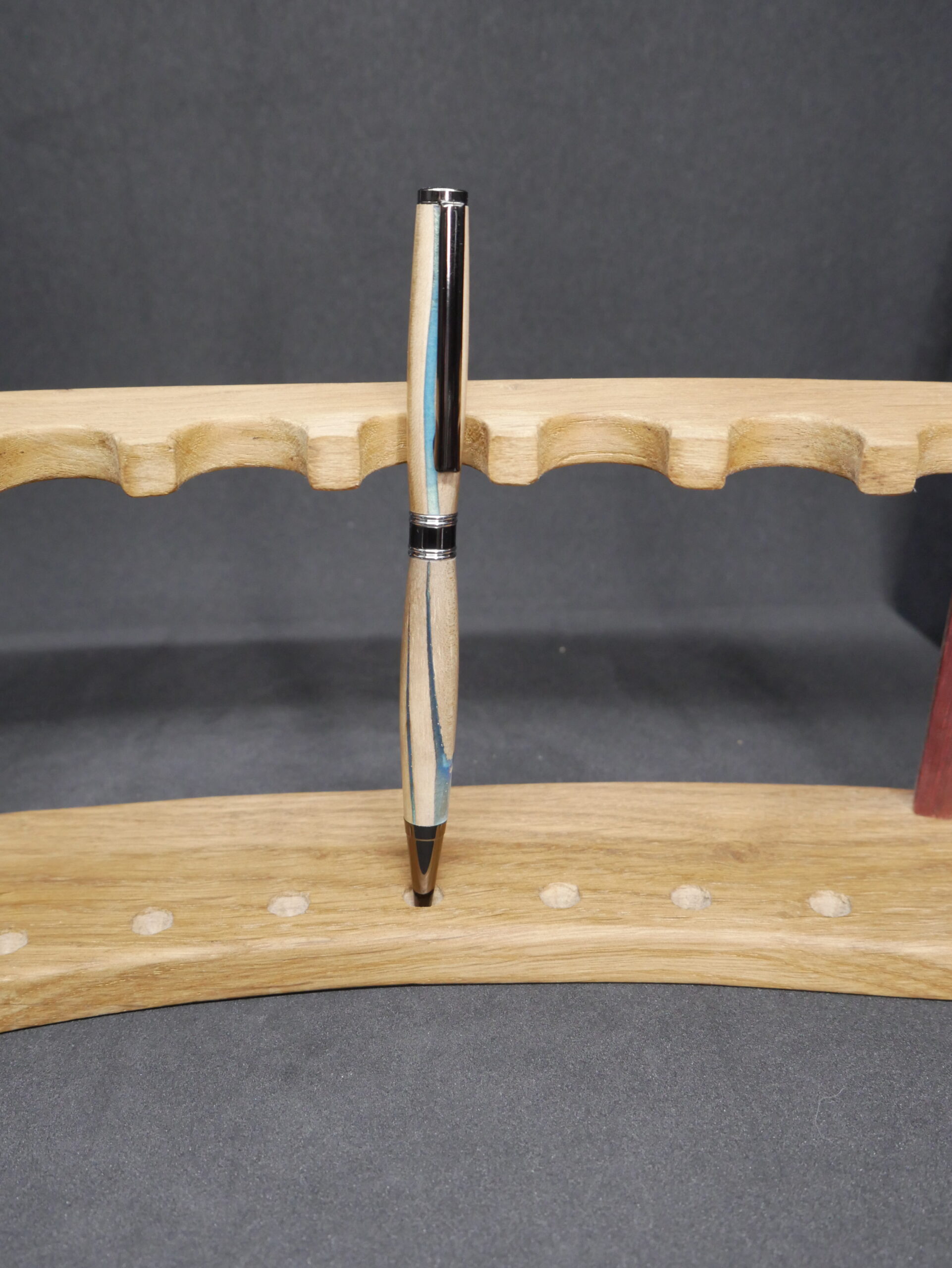 stylo bille en noyer clair et époxy bleue