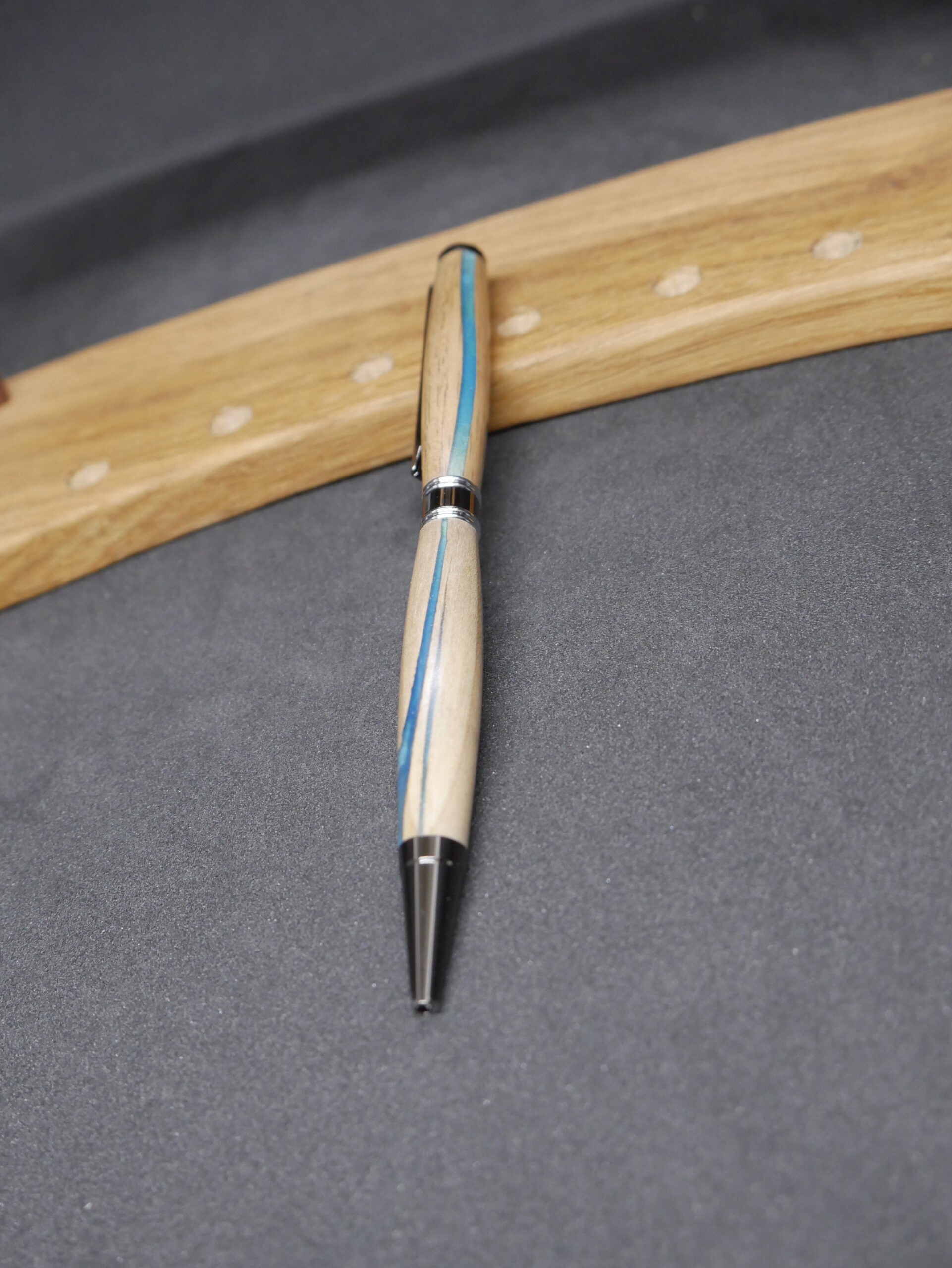 stylo bille en noyer clair et époxy bleue – Image 3