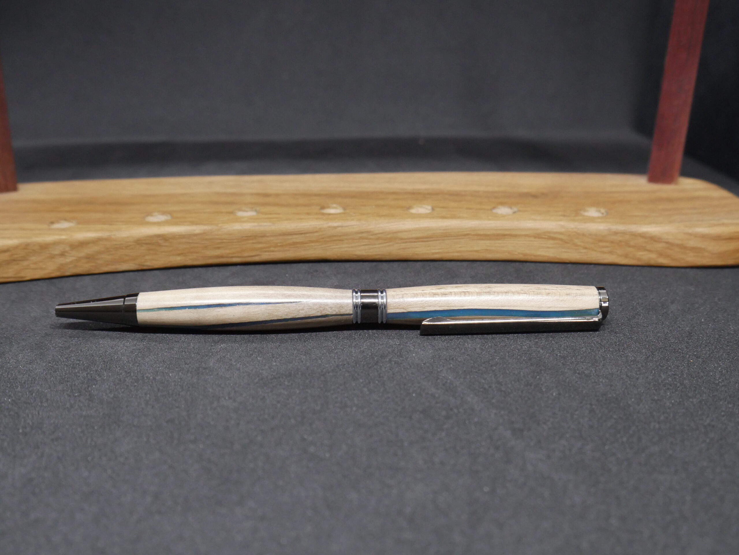 stylo bille en noyer clair et époxy bleue – Image 4