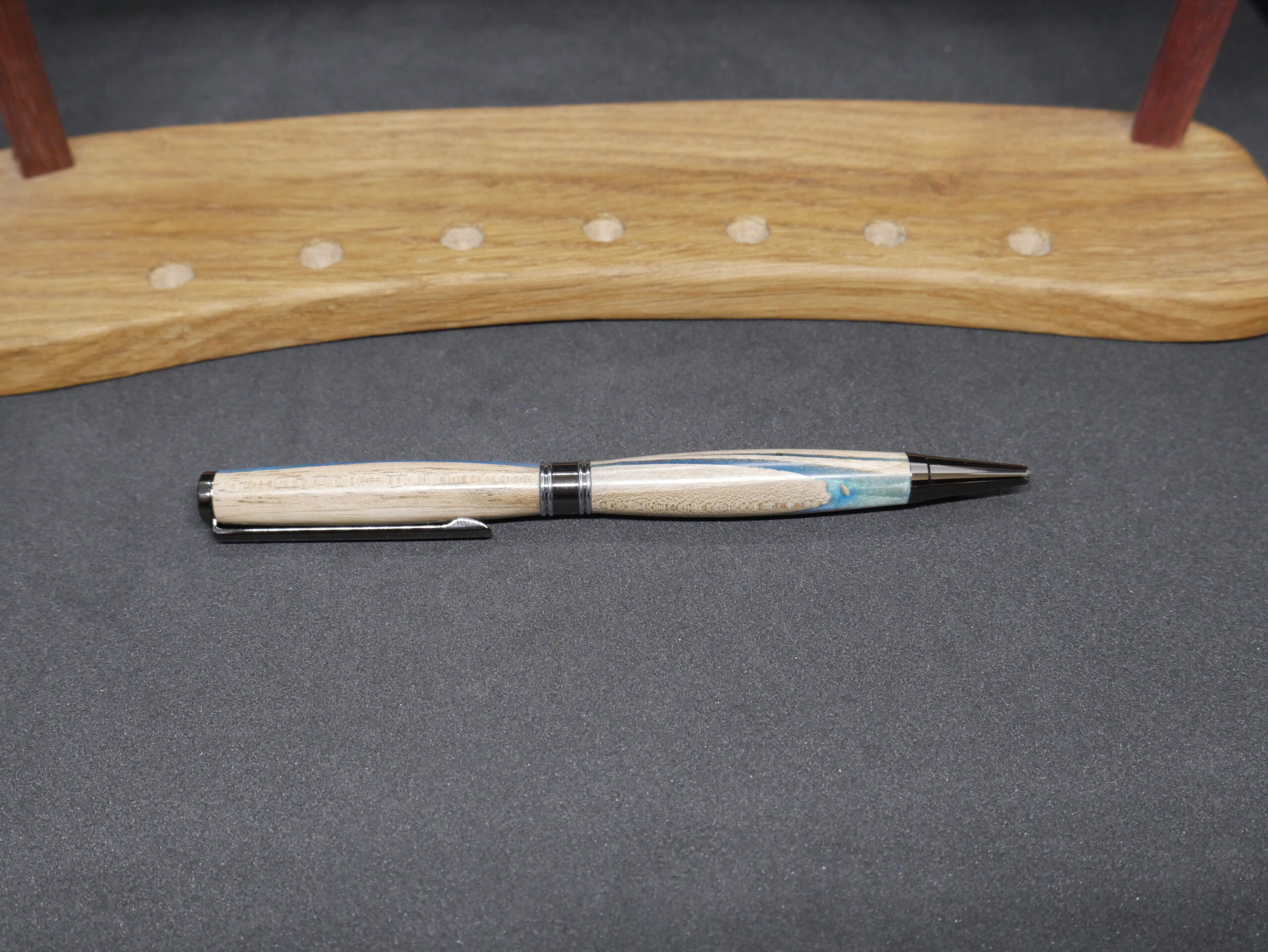 stylo bille en noyer clair et époxy bleue – Image 5