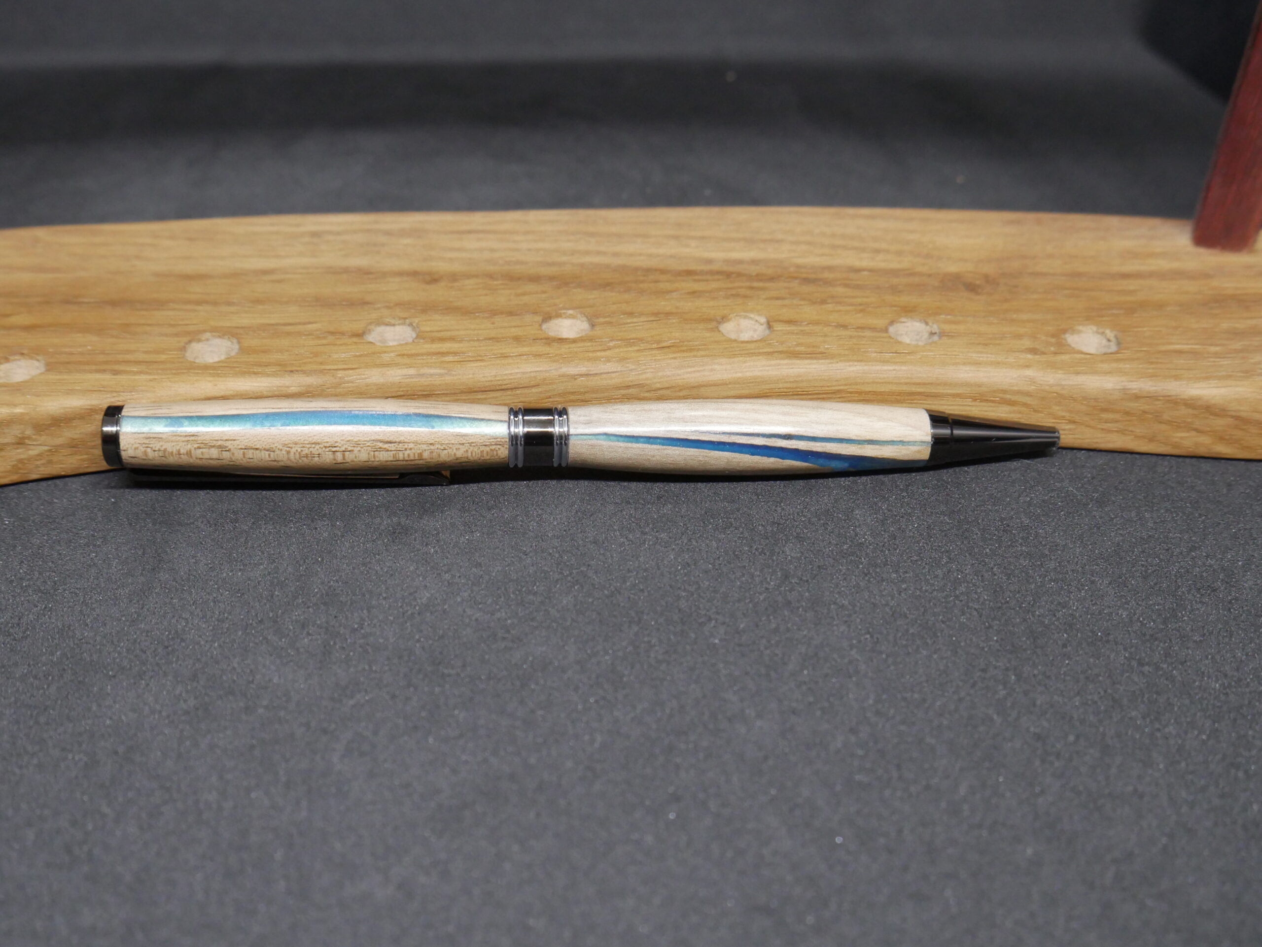 stylo bille en noyer clair et époxy bleue – Image 6