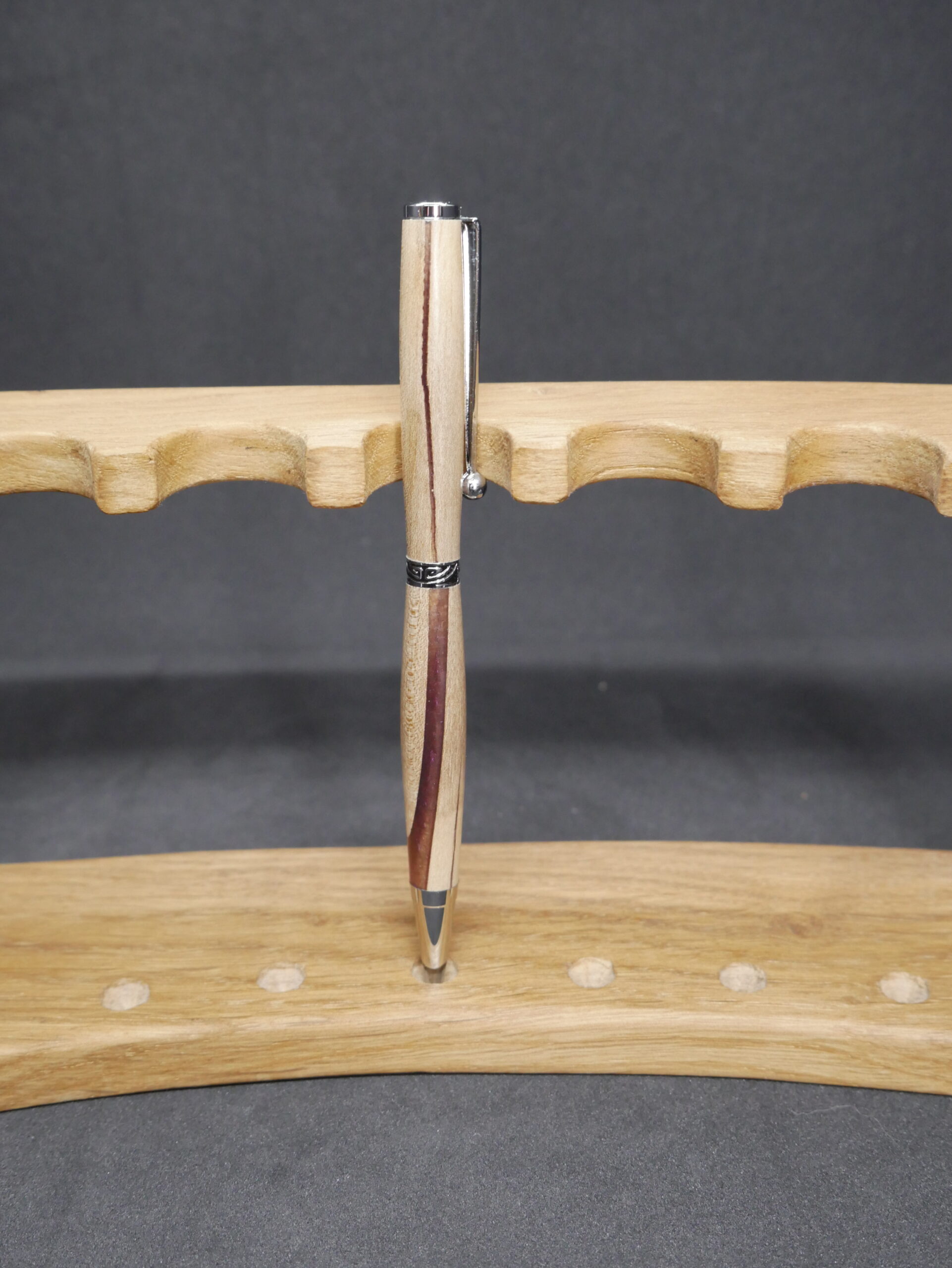 stylo bille en noyer clair et époxy pourpre