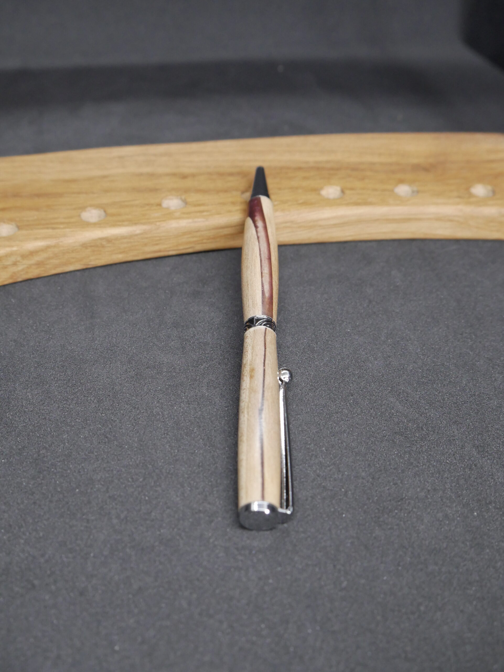 stylo bille en noyer clair et époxy pourpre – Image 3