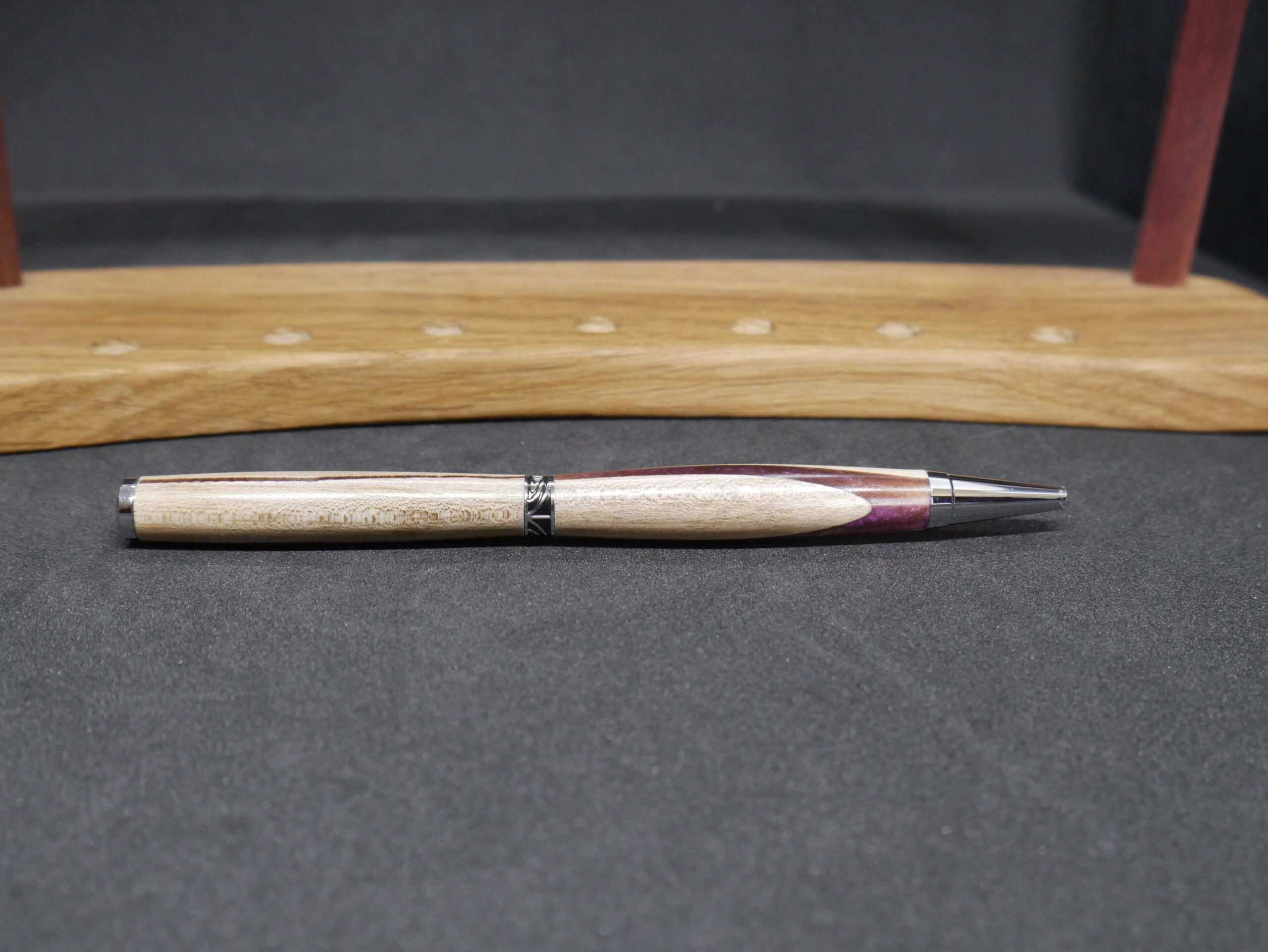 stylo bille en noyer clair et époxy pourpre – Image 4
