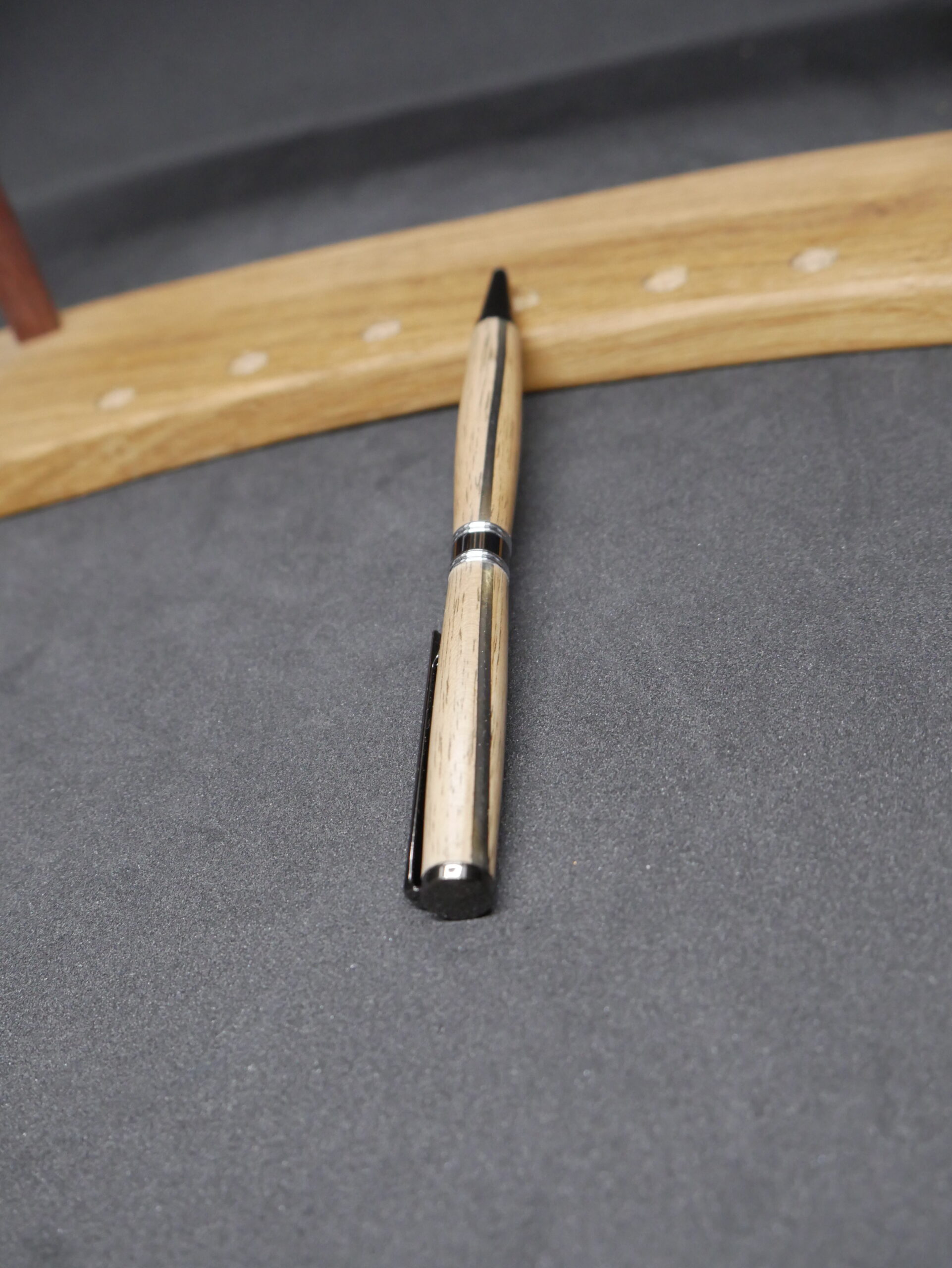 stylo bille en noyer clair et époxy noire – Image 3