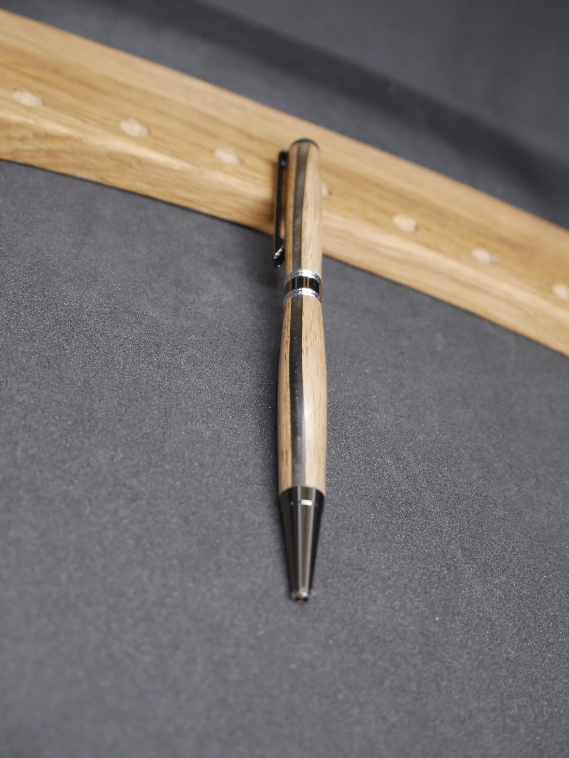 stylo bille en noyer clair et époxy noire – Image 4