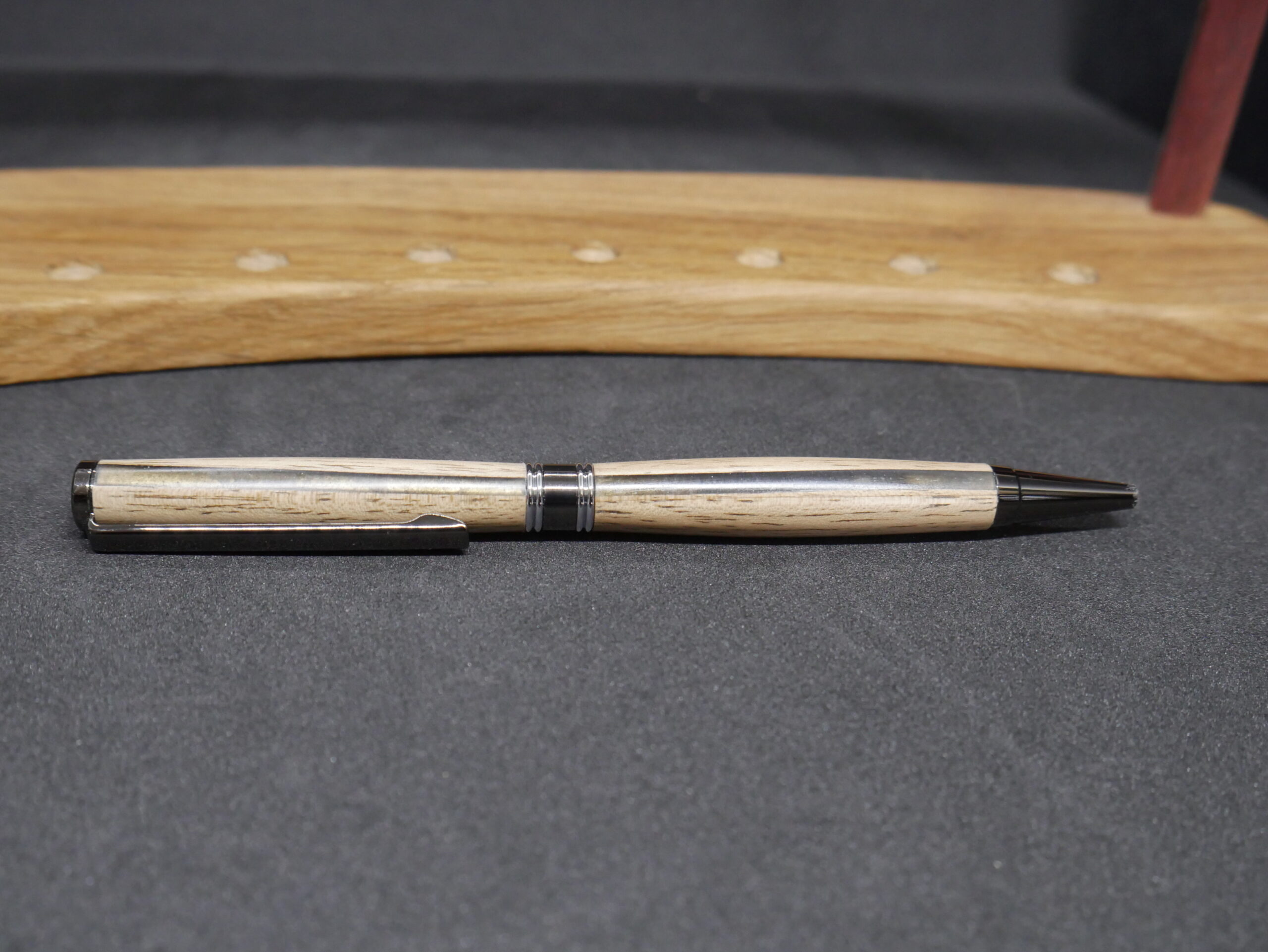 stylo bille en noyer clair et époxy noire – Image 5