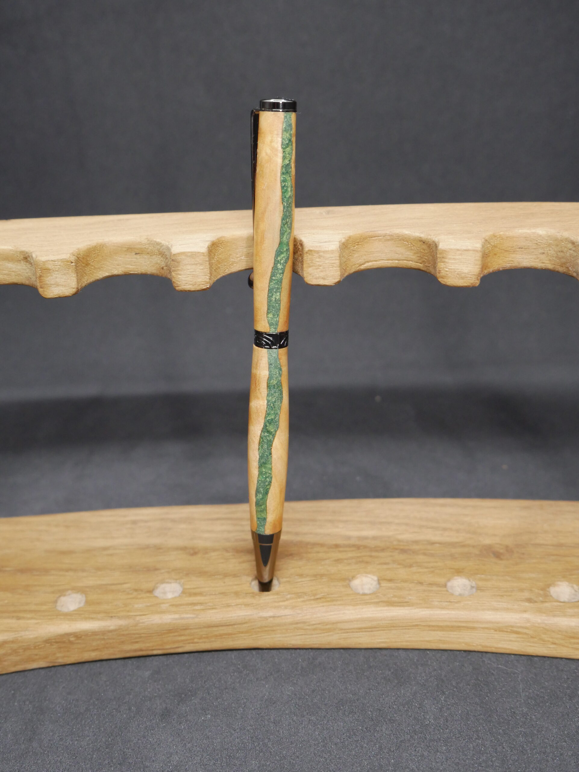 stylo bille en racine de thuya et époxy verte