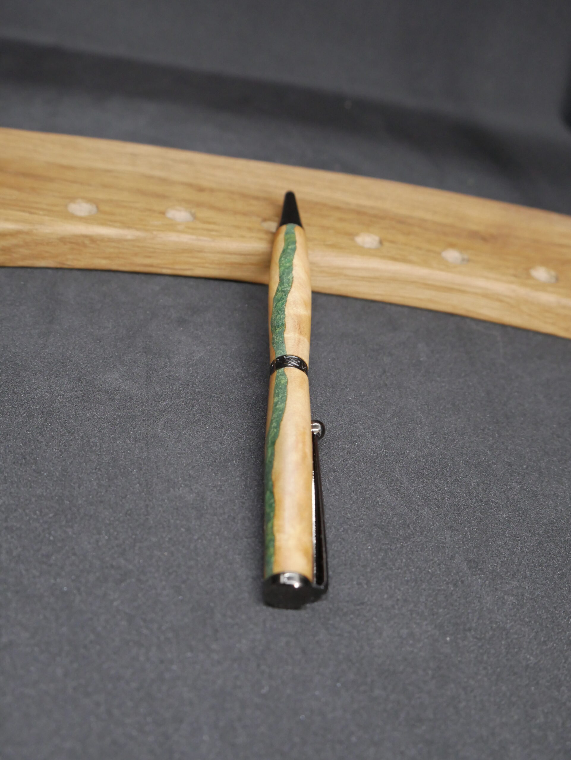 stylo bille en racine de thuya et époxy verte – Image 3