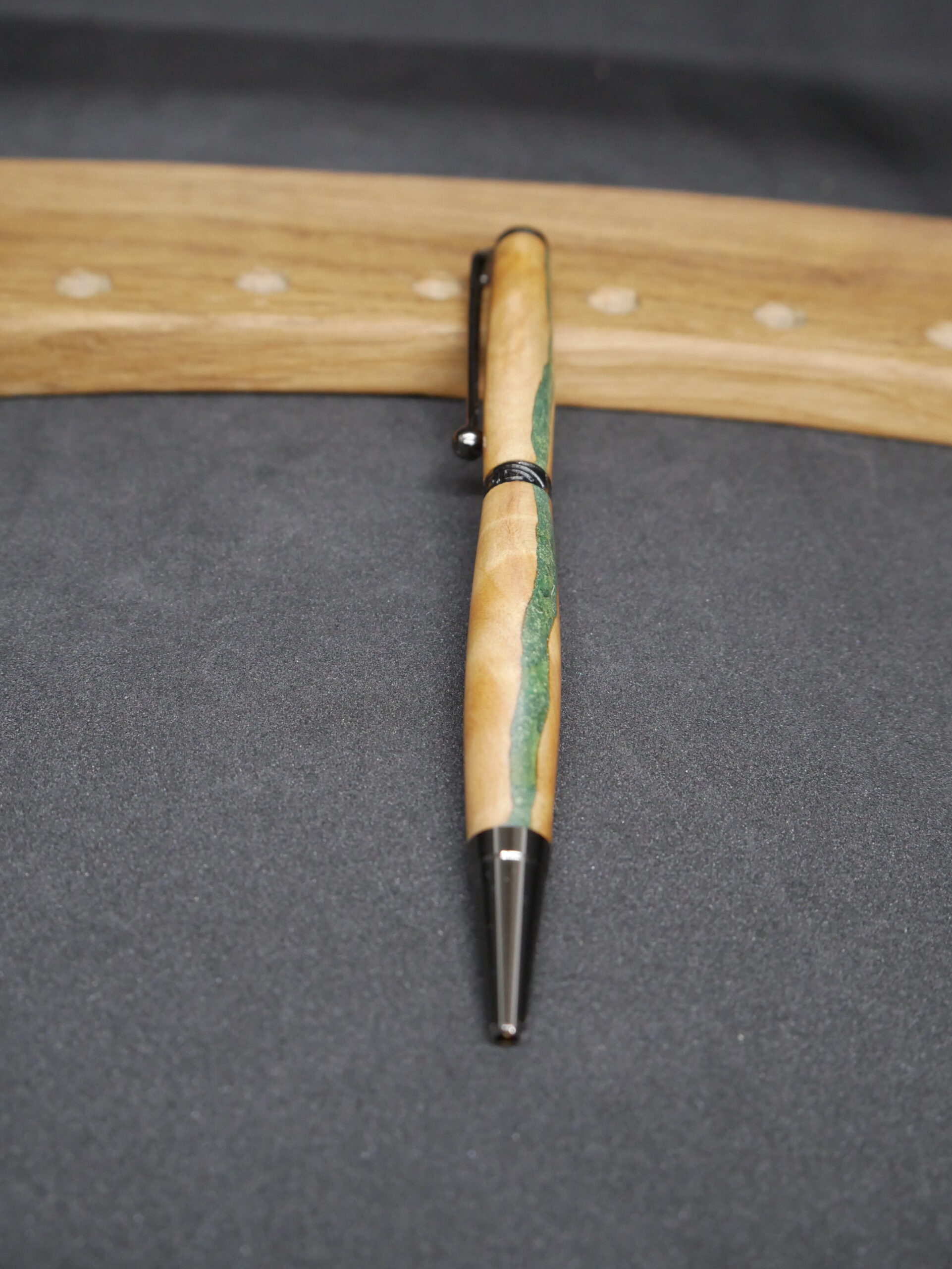 stylo bille en racine de thuya et époxy verte – Image 4