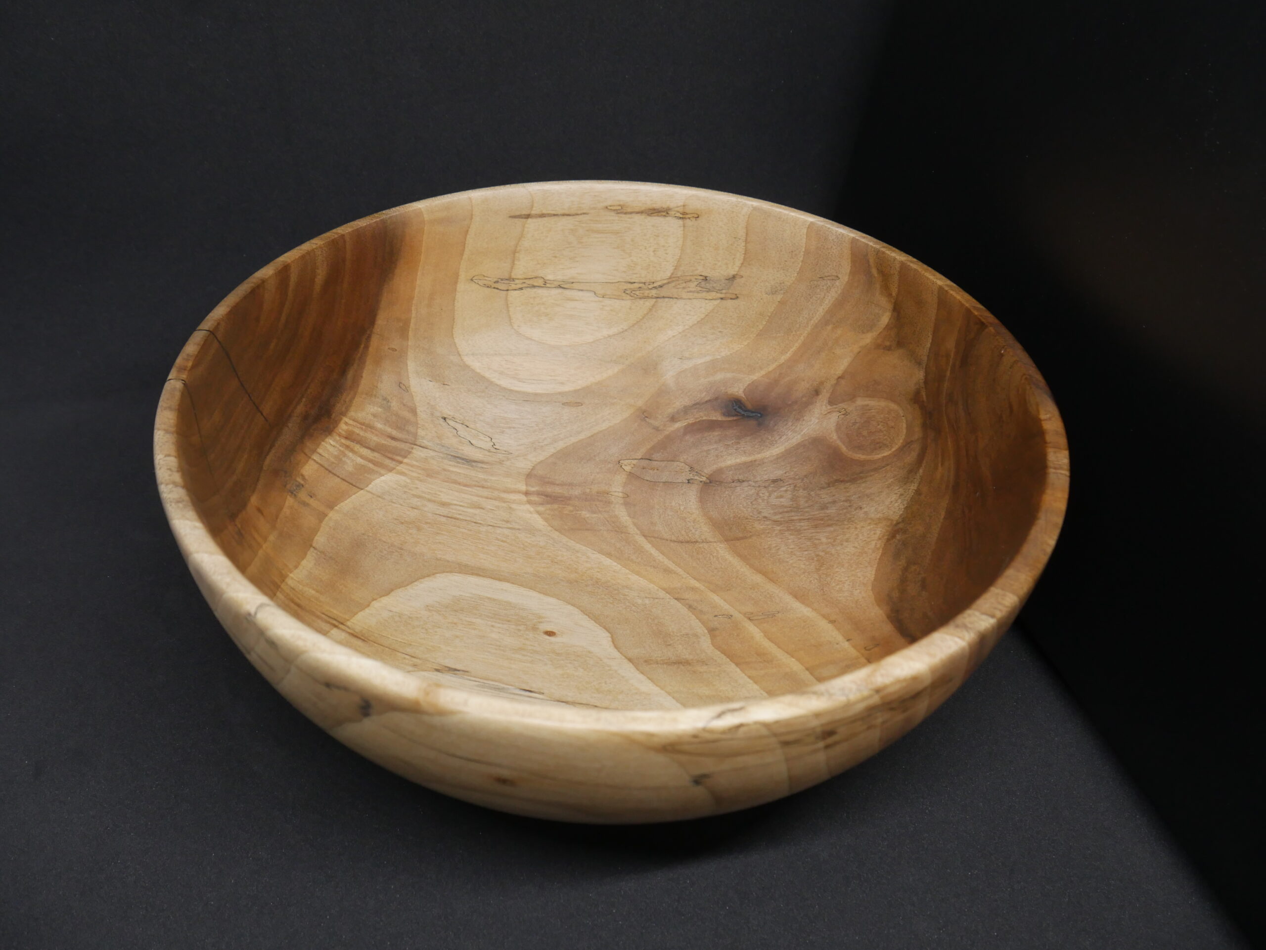 Grand bol en noyer échauffé