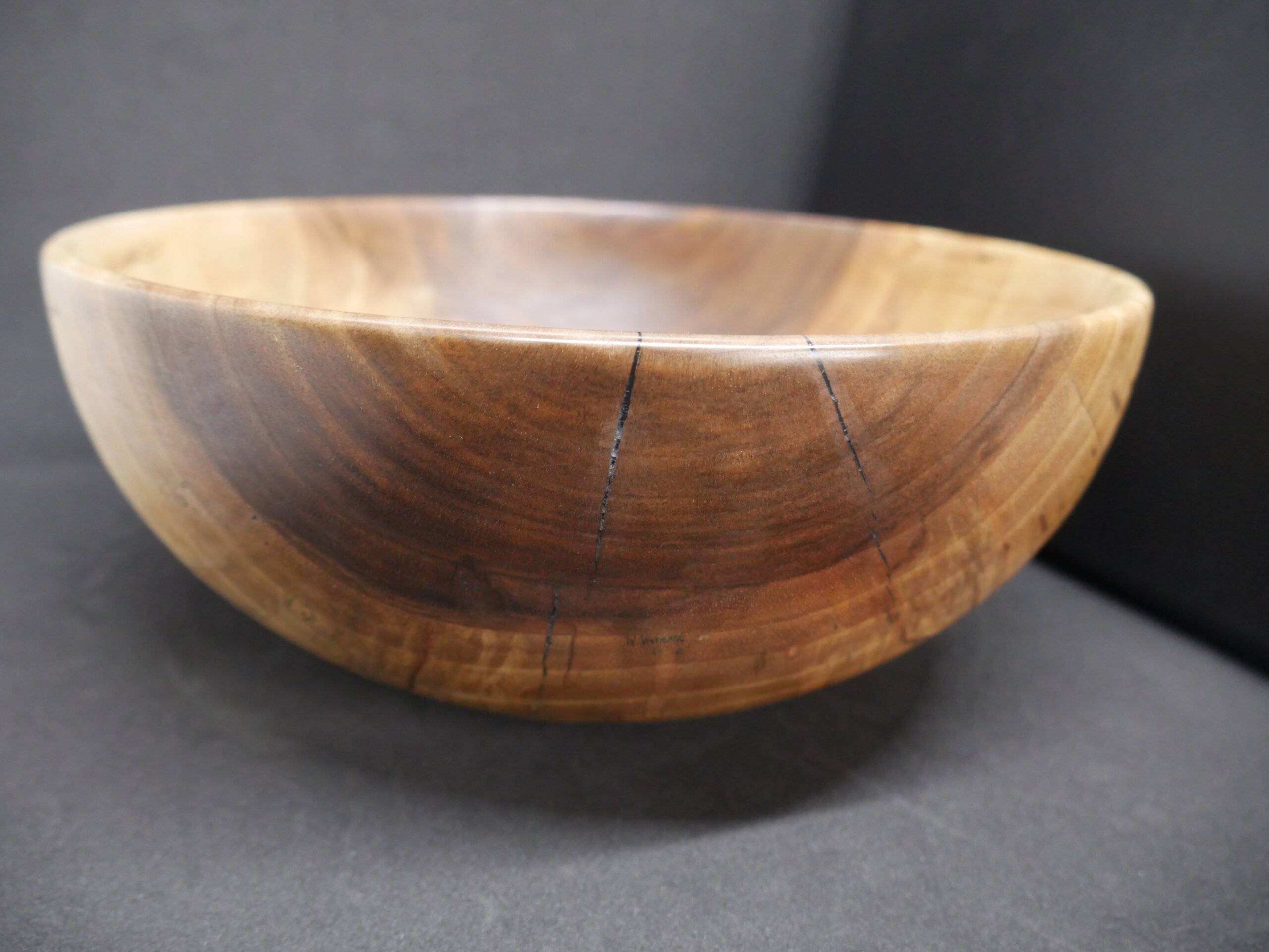 Grand bol en noyer échauffé – Image 2